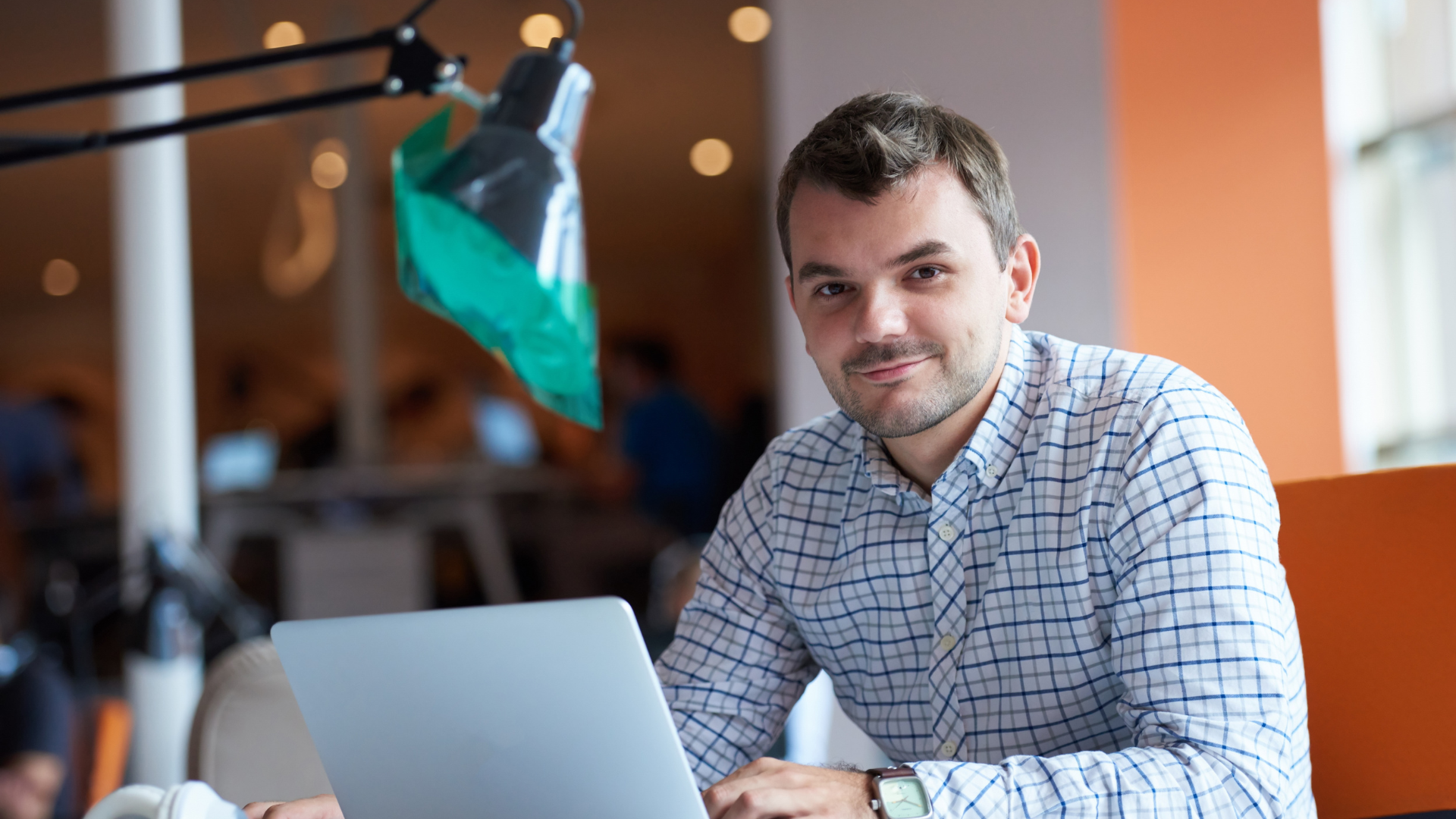 collaborateur a son bureau